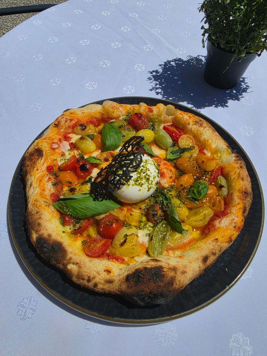 Pizza aux tomates cerises multicolores et burrata, pizzeria La Florentine à Grenoble